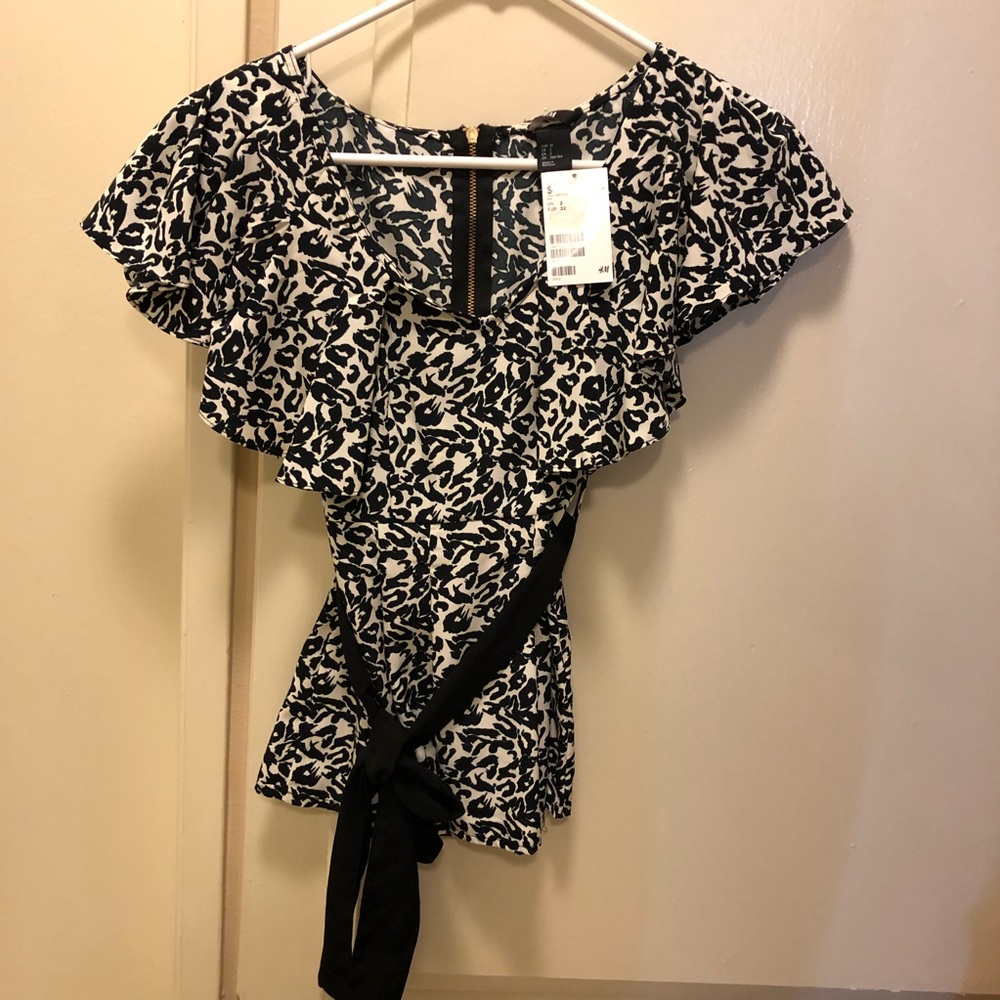 H&M ruffled top. NWT!
